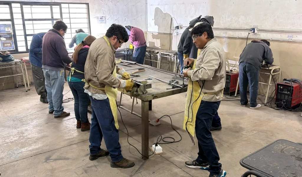 La Escuela de Emprendedores recibió cuatro soldadoras por parte de la empresa Temet