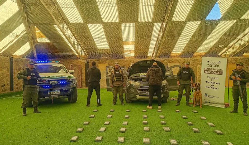En La Puna salteña encuentran 35 kilos de cocaína bajo los asientos de una camioneta y detuvieron a dos hombres