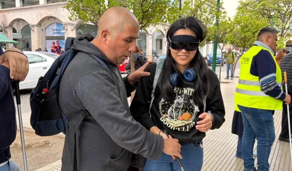 Pasos de inclusión: En el Día Mundial del Bastón Blanco, se realizó una caminata por las calles de Salta