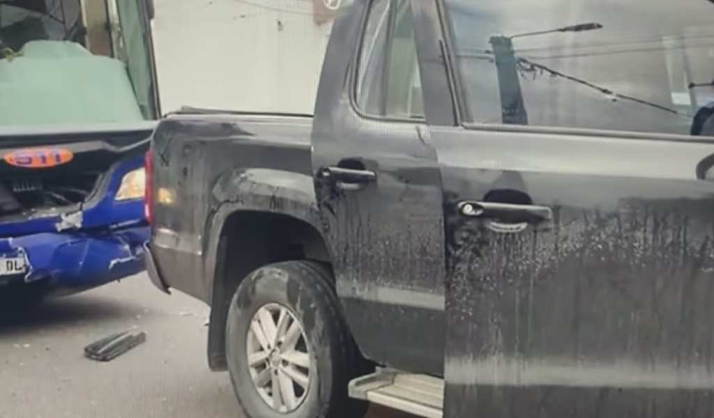 ¿Qué les pasa a los de SAETA? Un colectivo chocó por detrás atrás a una camioneta. Hay 8 heridos