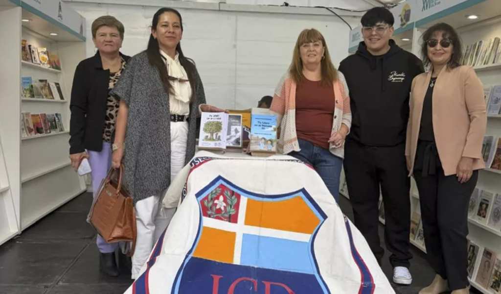 Estudiantes del Colegio Juan Carlos Dávalos”de Metán presentaron su libro en la XVI Feria del Libro de Salta