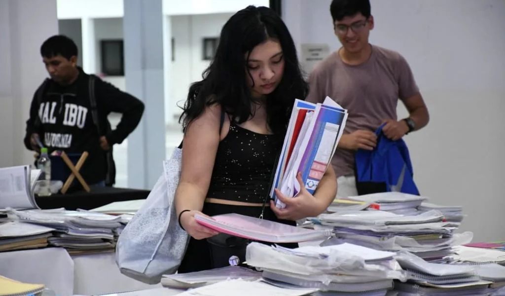 El Municipio de Salta acompaña a estudiantes universitarios y terciarios entregando libros gratuitamente para sus carreras