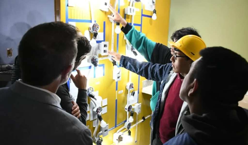 Nueva oportunidades: Vecinos de la Ciudad de Salta finalizaron el curso de electricidad domiciliaria en la Escuela de Emprendedores