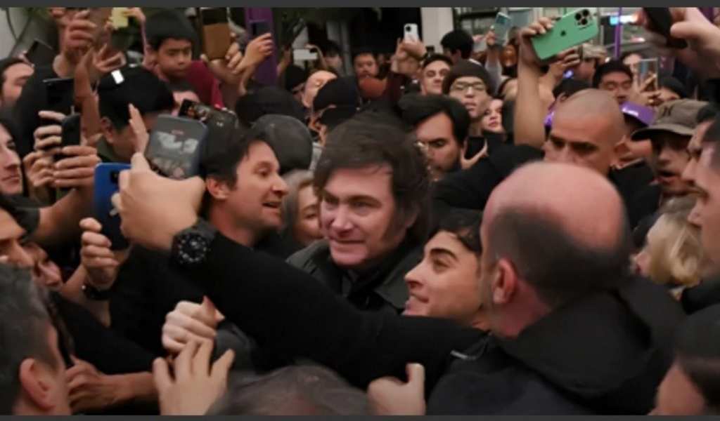 Milei habría sido agredido en su visita a Catamarca: denuncian un golpe en el cuello