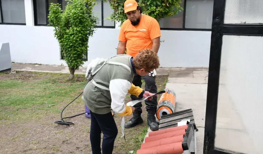 En el CIC de Villa Asunción, Yolanda está aprendiendo a colocar membranas:  «Mientras esté a mi alcance, voy a aprovechar en aprender»