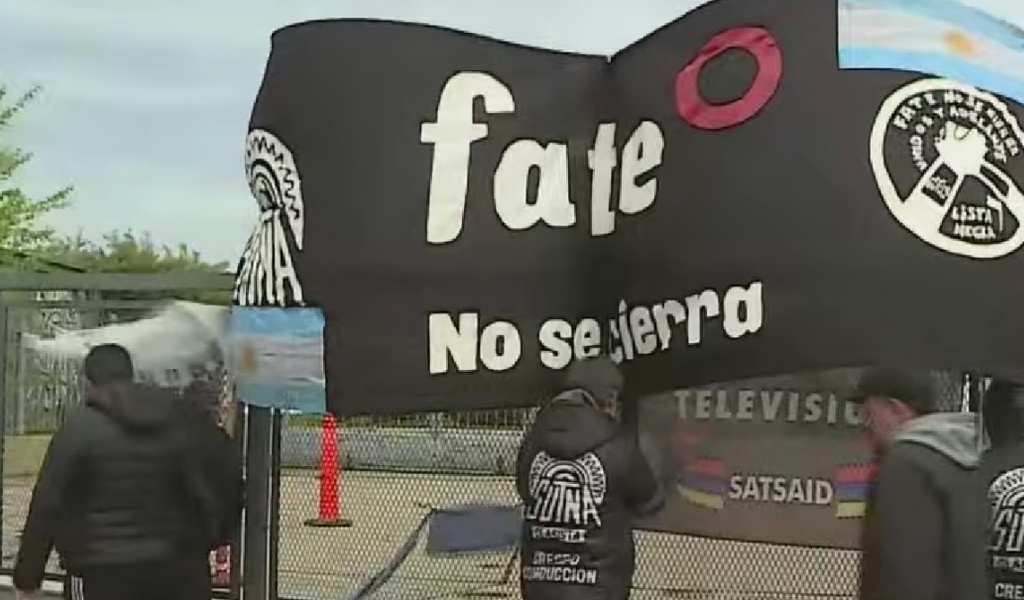 Tensión en FATE por la orden de desalojo: 900 trabajadores resisten en la planta de San Fernando