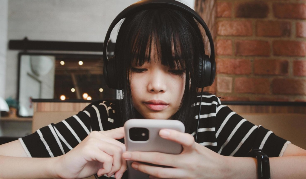 En Salta, hay más jóvenes con “oídos de 50 años” por el uso de auriculares