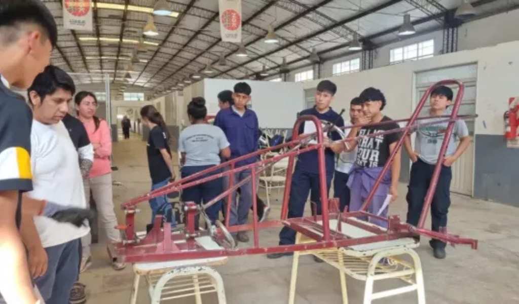 Alumnos de la escuela técnica N° 3148 de Salta preparan su vehiculo ecologico para correr en la Eco Race 2025