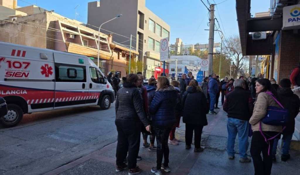 En PAMI-Neuquén un jubilado que esperaba sus remedios se descompensó y murió: "Que no nos maltraten" pidieron otros abuelos