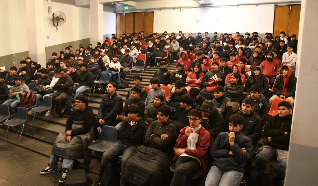 Cerca de 400 alumnos de la escuela Einstein se capacitaron en Primeros Auxilios