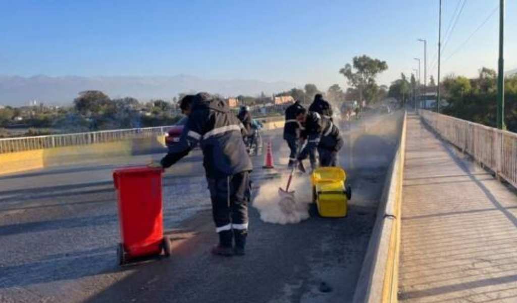 El puente Polonia, que conecta los barrios San Antonio con Morosini, amanenció escarchada y produjo la caida de motociclistas