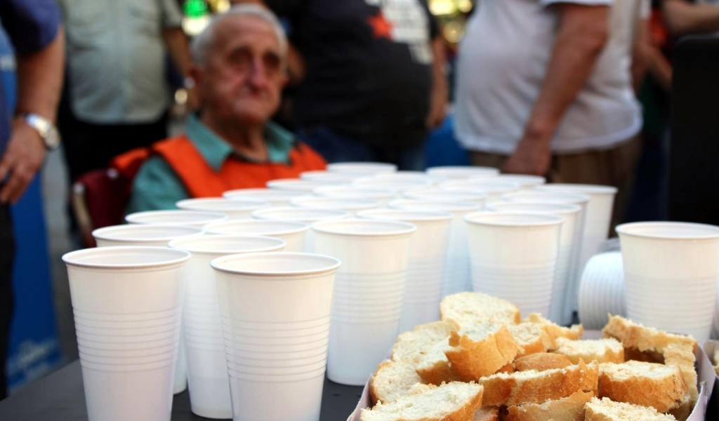 La crisis golpea con todo: Cada vez son más los jubilados que piden "el pan de ayer" en las panaderías salteñas