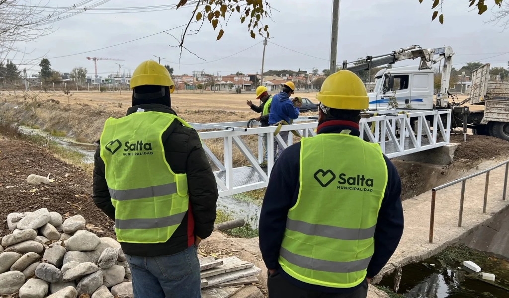 Instalaron una nueva pasarela peatonal en el barrio Universidad Católica