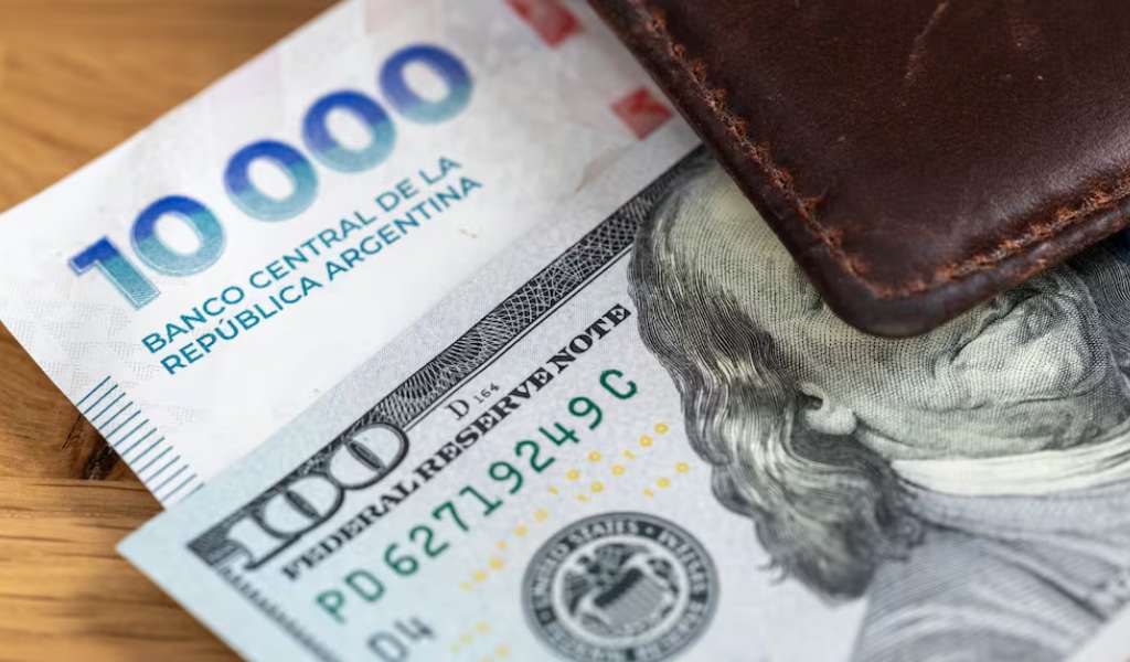 El Dólar se dispara y enciende las alarmas: Subió $40 en la semana y analistas advierten que inicia un semestre "desafiante"