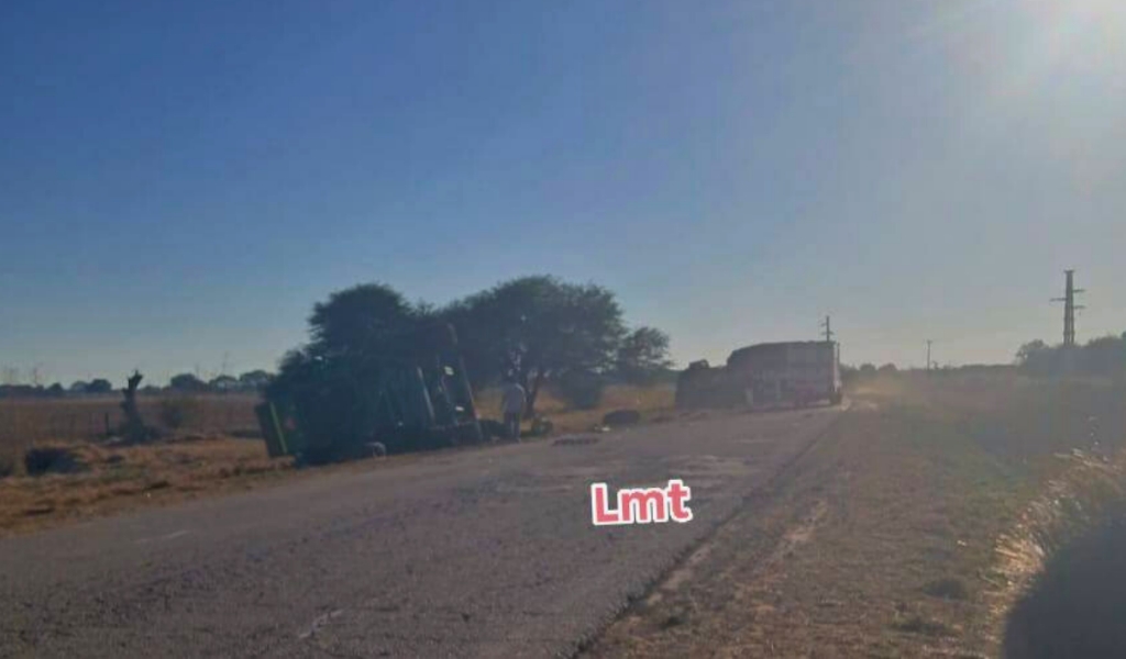 Hay un muerto tras un violento choque entre un camión y una máquina pesada en el sur de Salta