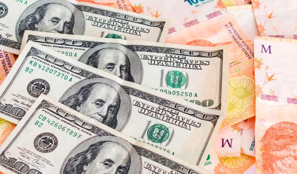 Desde el final del cepo los argentinos ya compraron más de 4.300 millones de dólares y la mayor parte fue directo al colchón