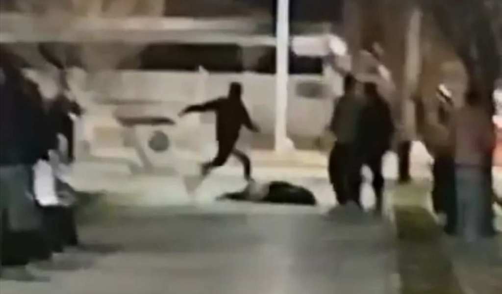 Feroz ataque policial en Mendoza: Un efectivo le pateó la cabeza a un hombre tirado en el suelo
