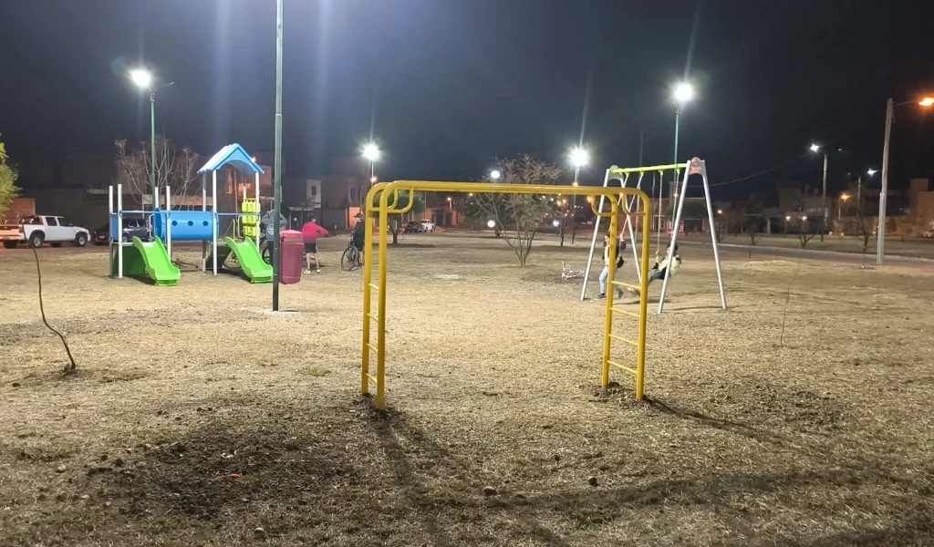 También tiene nuevos árboles y juegos: La plaza de Pereyra Rozas ya cuenta con nueva iluminación