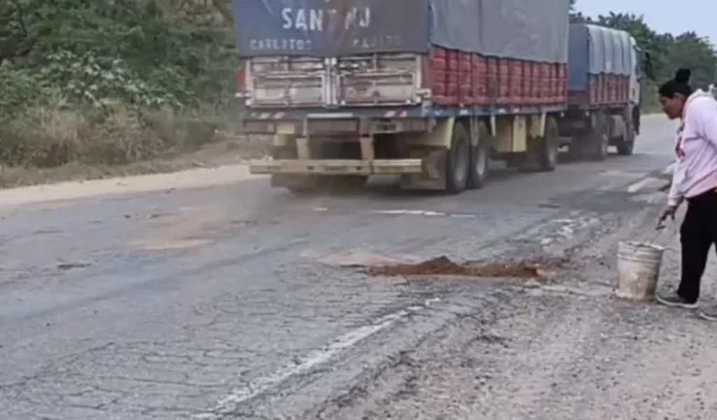 Cansados que Nación no responda vecinos de Embarcación tapan los baches de RN 34