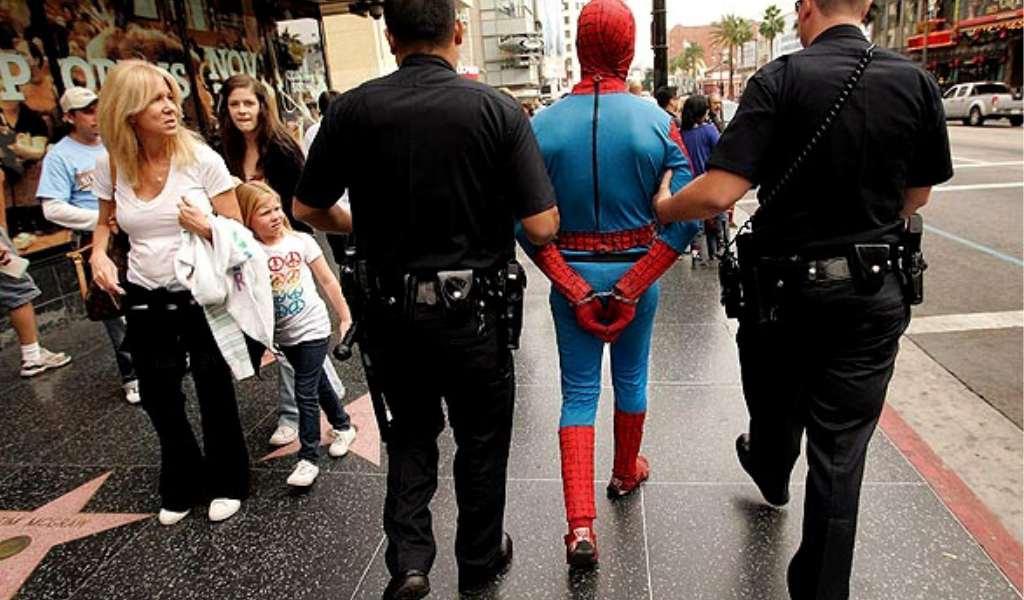 Atrapan robando al hombre araña salteño en Barrio Lamadrid