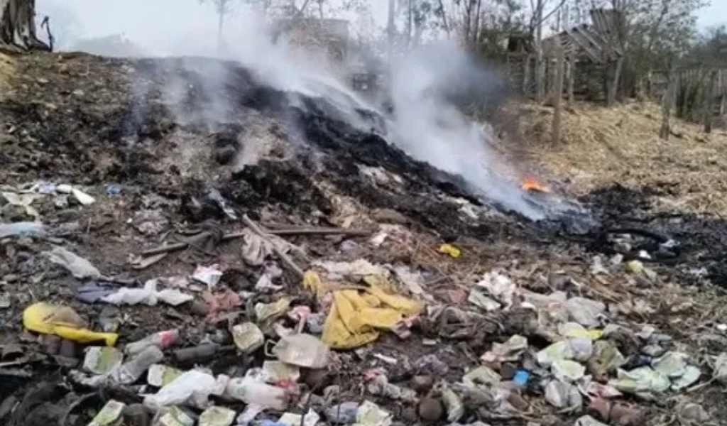 Tras denuncia de vecinos el municipio de Salta multó a un hombre que incendiaba basura en un descampado