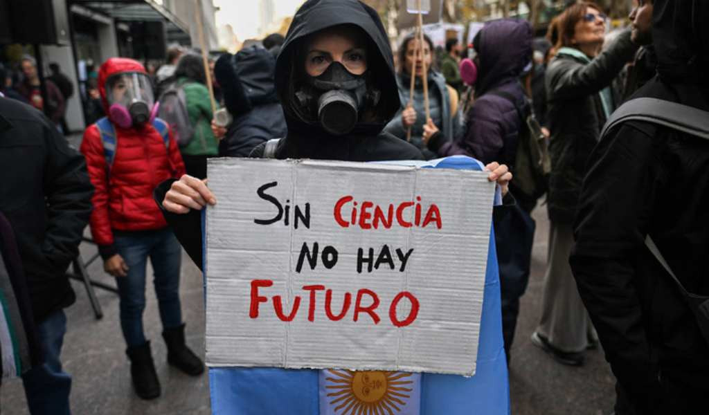 "El Conicet puede desaparecer": científicos inician una huelga contra el ajuste de Javier Milei