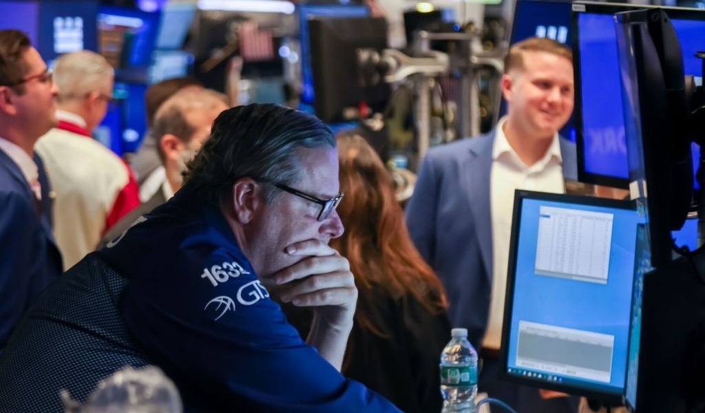 Sigue la tensión en los mercados: sube otra vez el dólar, caen más de 4% las acciones y el riesgo país supera los 800 puntos