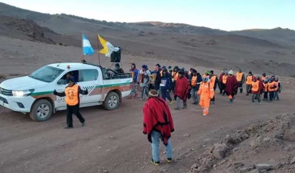 Fe inquebrantable: Peregrinos de Mina Patito caminarán 60 km diarios para encontrarse con el Señor y la Virgen del Milagro