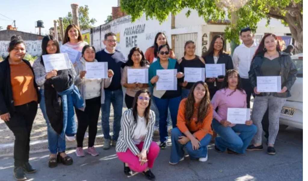 Constructoras: En Campo Santo, veinte mujeres concluyeron su formación como auxiliares electricistas