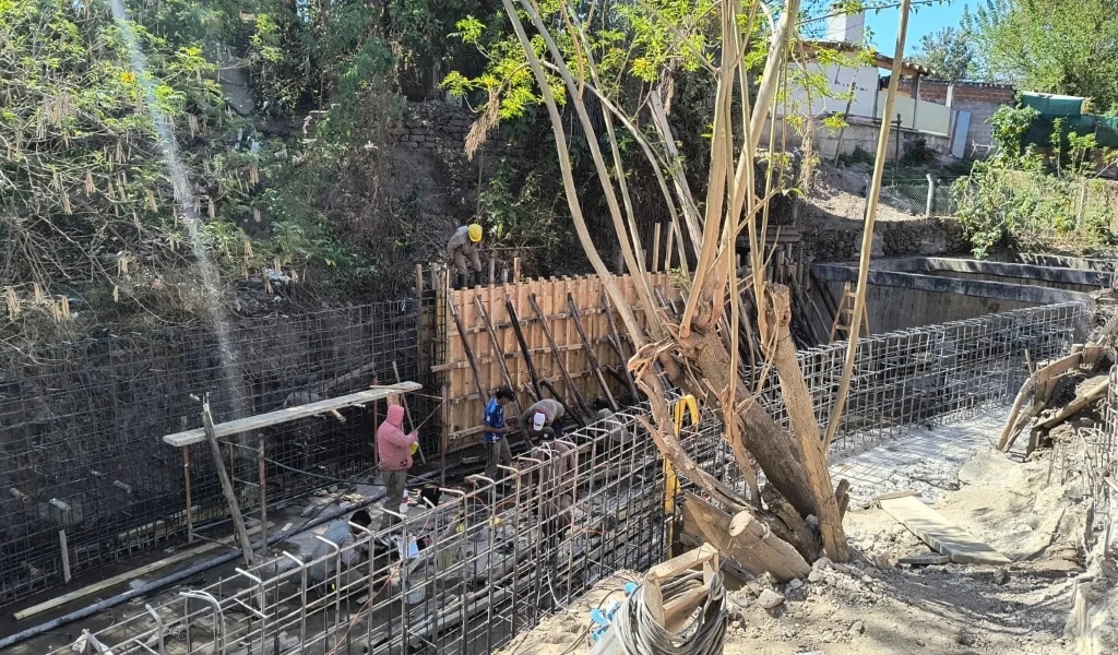 Barrio El Milagro: Construyen el revestimiento del canal pluvial Tinkunaku