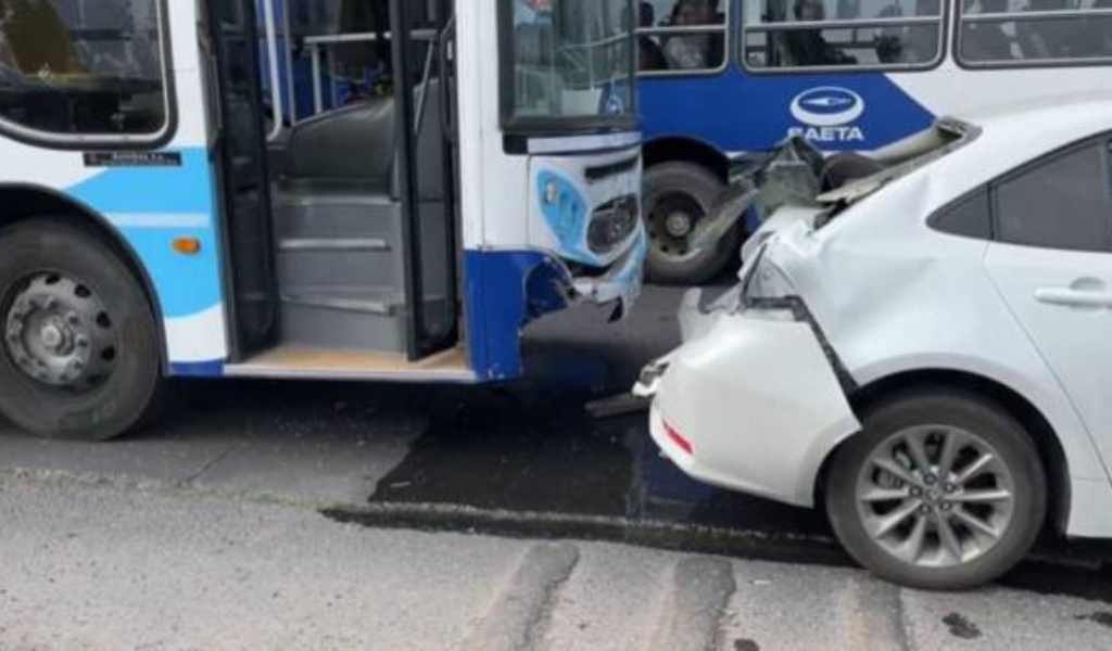 Otra vez un colectivo de SAETA involucrado en un choque:  Embistió a un auto y causó heridas a tres menores