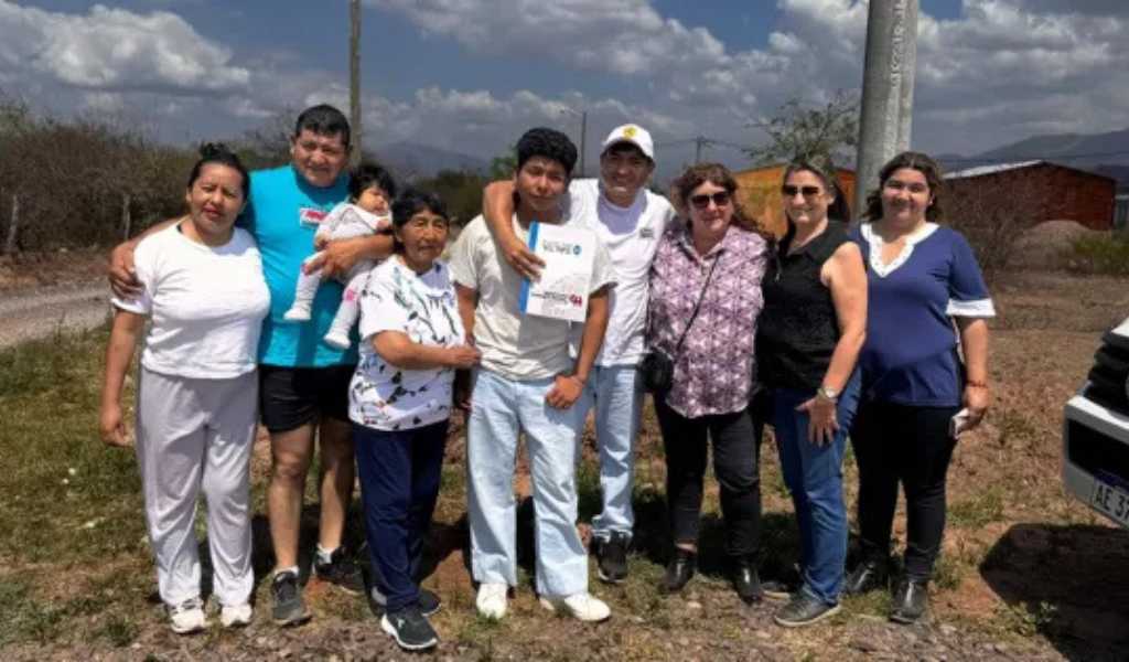 La felicidad de empezar un hogar: En La Viña se entregaron terrenos a 16 familias en el marco del plan Mi Lote