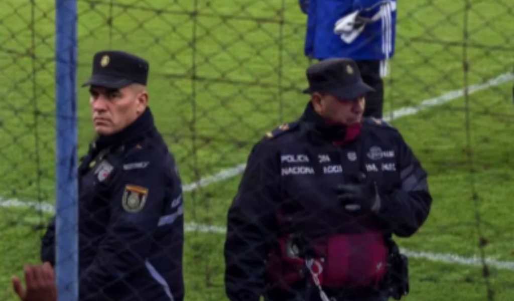 En un clásico muy tenso un policía de Salta escupió a hinchas de Gimnasia de Jujuy