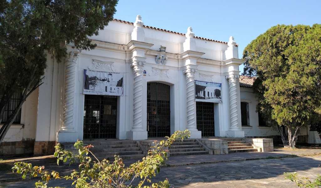 Terrible pelea entre alumnos del Colegio Nacional de la capital salteña: Secuestraron cuchillos, un machete y hasta un rebenque