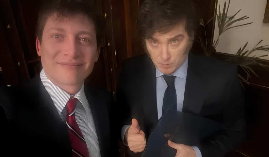 Javier Milei respaldó a Santiago Caputo en medio de la interna de la LLA: "Es como un hermano para mí"