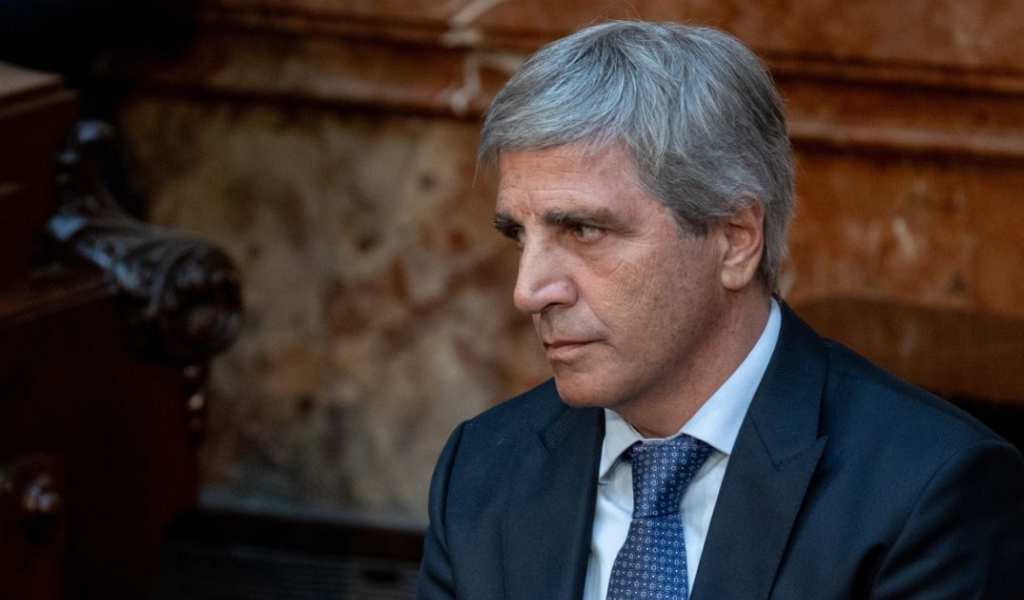 Dólares en el colchón: Los ahorristas siguen desconfiando de Luis Caputo y solo un 3% se adhirió al blanqueo