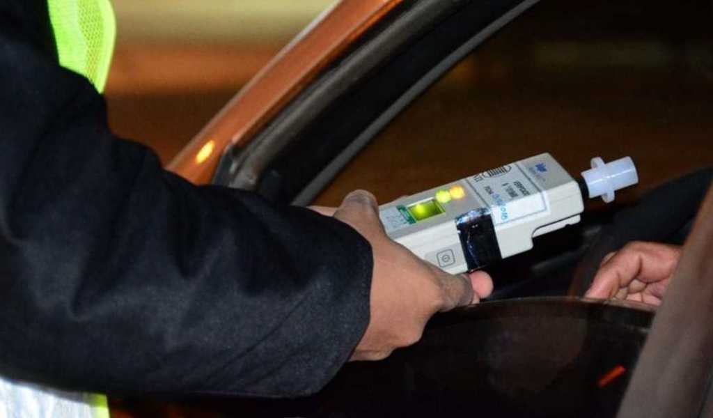 Otro borracho perdió el control de su vehiculo en el centro salteño y chocó contra una camioneta estacionada: ¡Tenía 2,70 de alcohol en sangre!