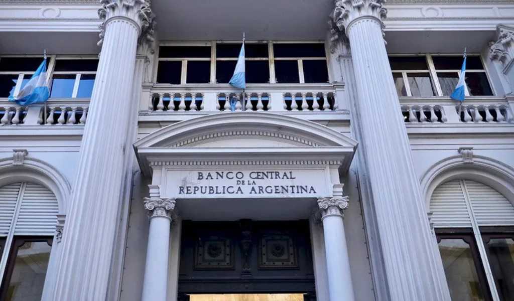 El Mercado sigue desconfiando del rumbo económico: El BCRA compró casi US$ 700 millones, pero el riesgo país no baja