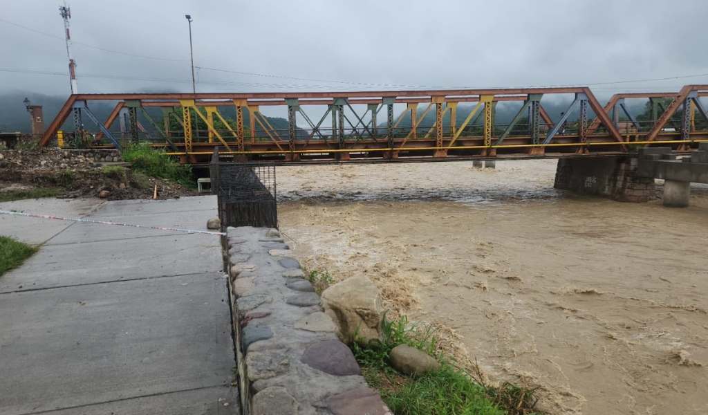 Alerta en Vaqueros: El río registra una fuerte crecida. Se le pide a los vecinos no acercarse a la costanera 