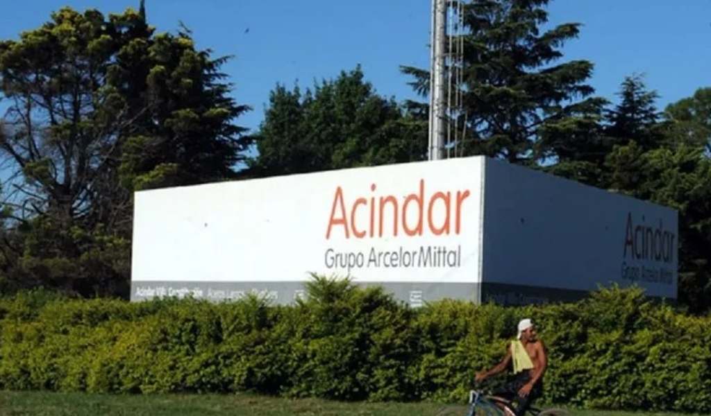 Acindar en crisis: El “motor de acero argentino” bajó su producción a la mitad y despidió 600 trabajadores en dos años