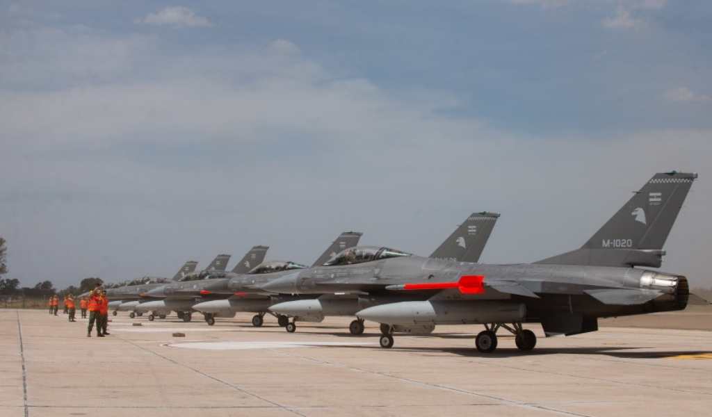 Los Cazas F-16 que compró el gobierno argentino y llegaron en diciembre no vuelan por falta de repuestos e insumos