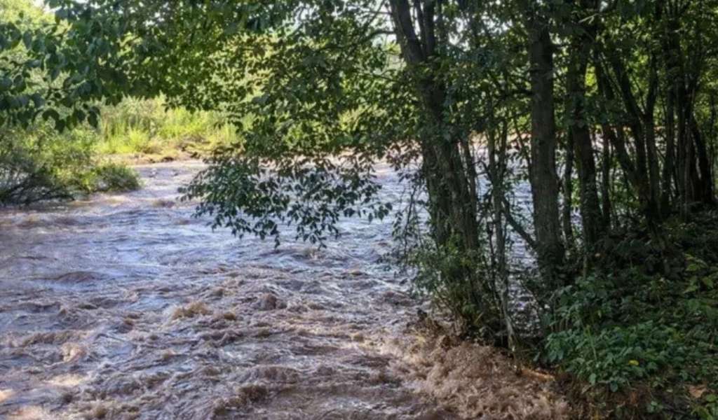 En Rosario de Lerma la crecida de un río  podría dejar aisladas a decenas de familias en el paraje Corralito