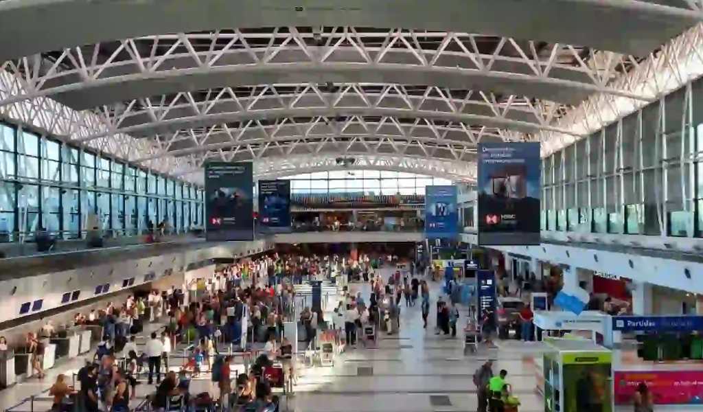 Según el INDEC más de 18 millones de argentinos salieron del país en 2025: "Gastaron US$7.164,2 en el extranjero"