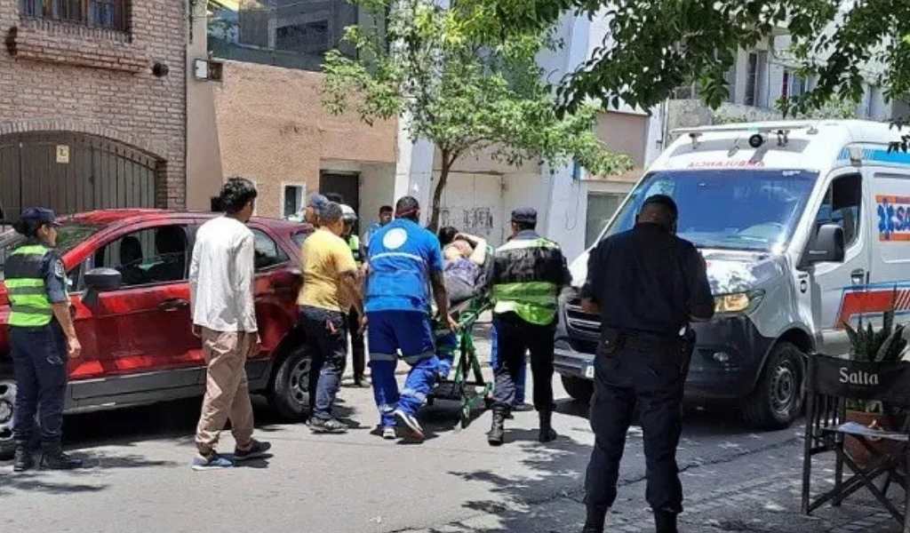 En pleno centro un motociclista atropelló a un inspector de tránsito y escapó del lugar. La policía logró detenerlo