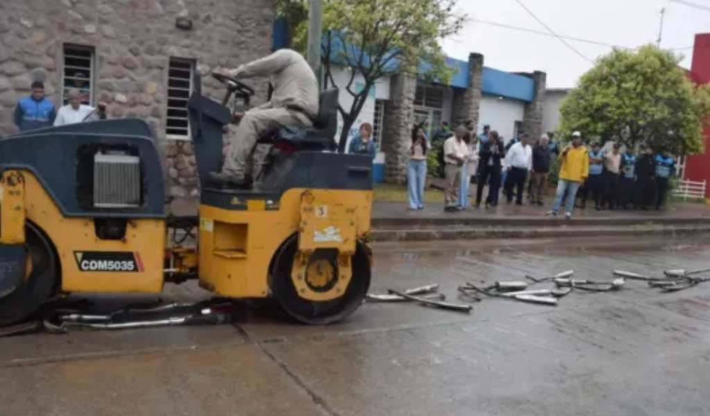 Fin a los ruidos molestos: En Rosario de la Frontera compactaron caños de escape libres secuestrados en controles viales