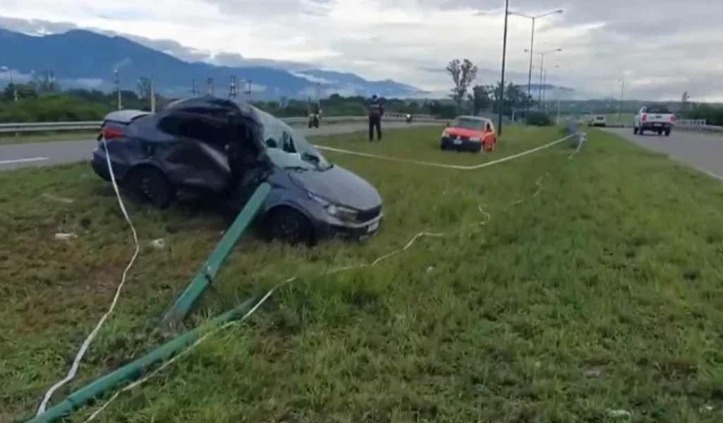 Tremendo siniestro vial en Circunvalación Oeste: Cuatro personas resultaron heridas al chocar un auto con un poste