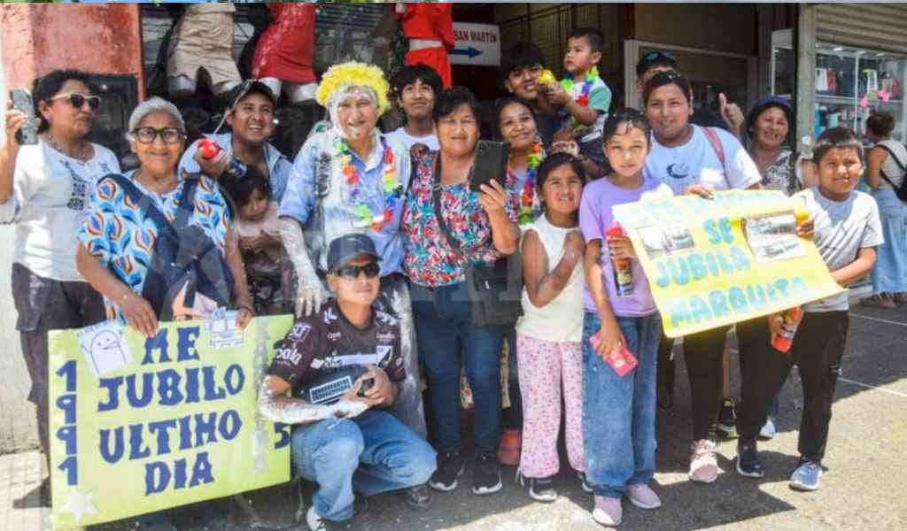 Un viaje que llegó a su destino: Un colectivero salteño se jubiló tras tres décadas de trabajo y tuvo una despedida emocionante