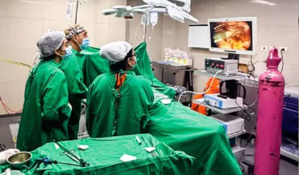 En el Materno Infantil realizaron con éxito y por primera vez una operación compleja para extirpar el tumor en una paciente de 13 años