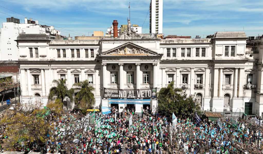 La Justicia ordenó al Gobierno que cumpla con la ley de Financiamiento Universitario y actualice "de inmediato los salarios docentes y becas"