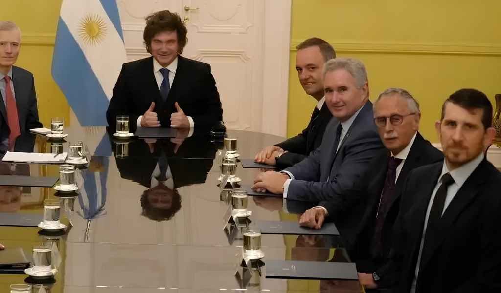Milei vuelve a irse del país y viaja a Estados Unidos en medio del escándalo de Manuel Adorni